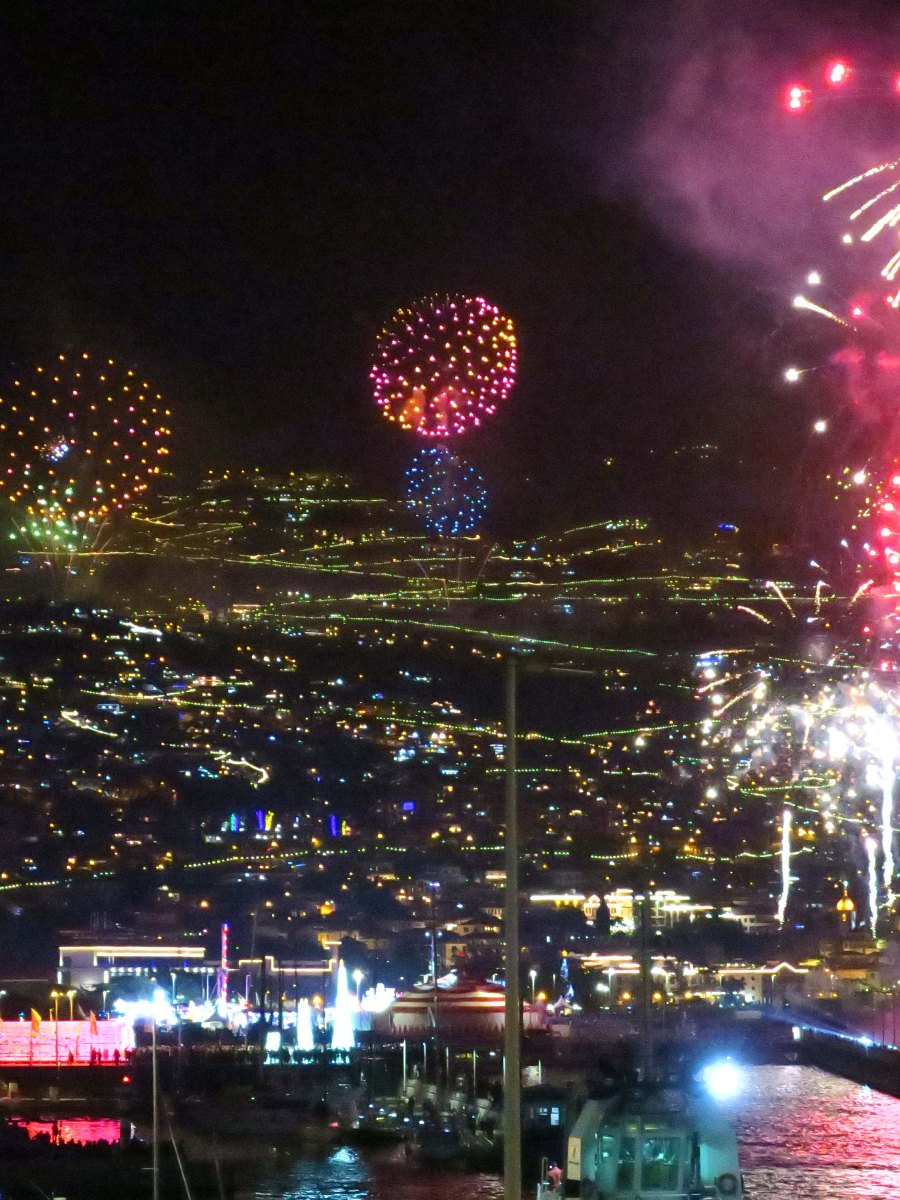 Noch eine Woche bis zum Lichterfest „a la Madeira“. Fulminantes Feuerwerk in&nbsp;Funchal.