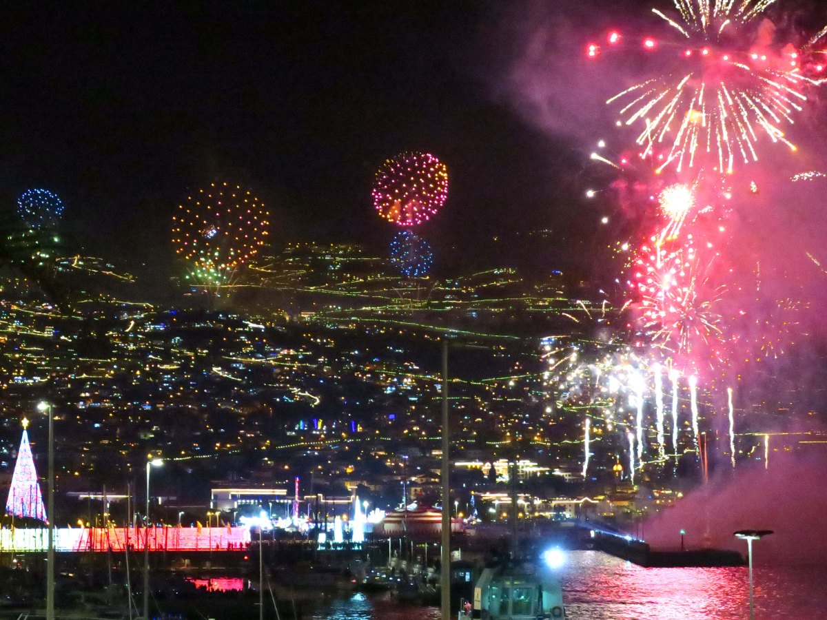 Noch eine Woche bis zum Lichterfest „a la Madeira“. Fulminantes Feuerwerk in&nbsp;Funchal.