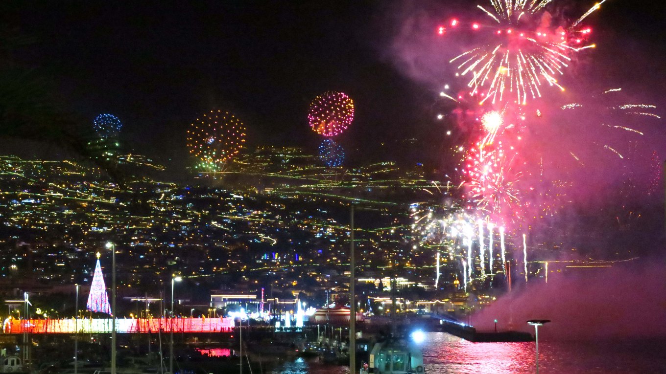 Noch eine Woche bis zum Lichterfest „a la Madeira“. Fulminantes Feuerwerk in Funchal.