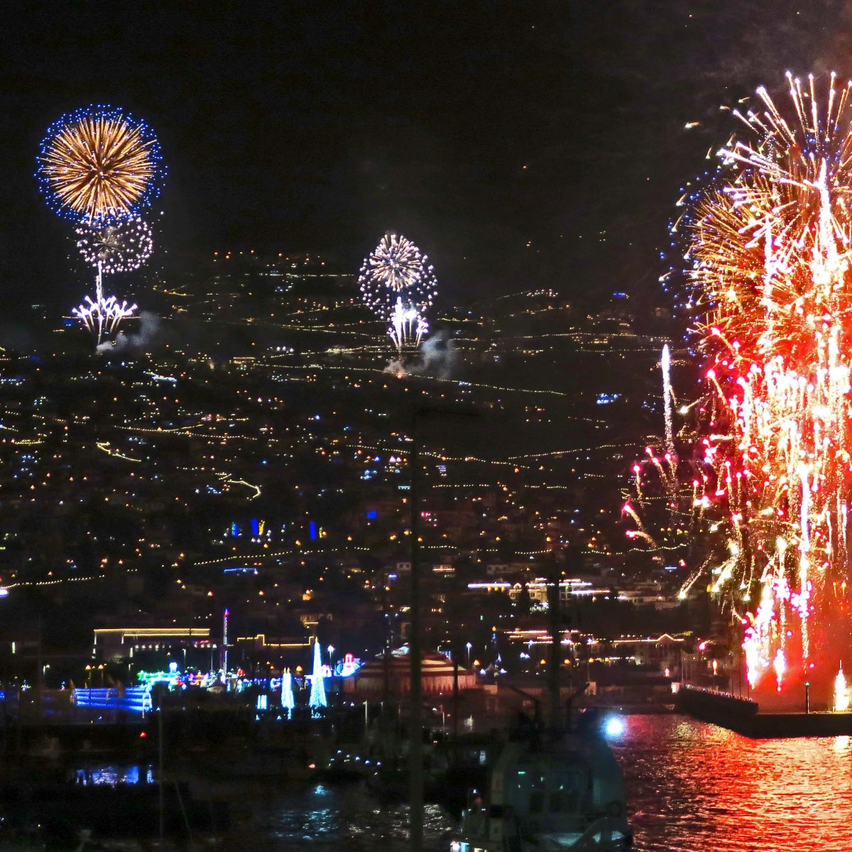 Sólo falta una semana para el festival de las luces “al estilo de Madeira”: un  espectáculo de fuegos artificiales en&nbsp;Funchal.