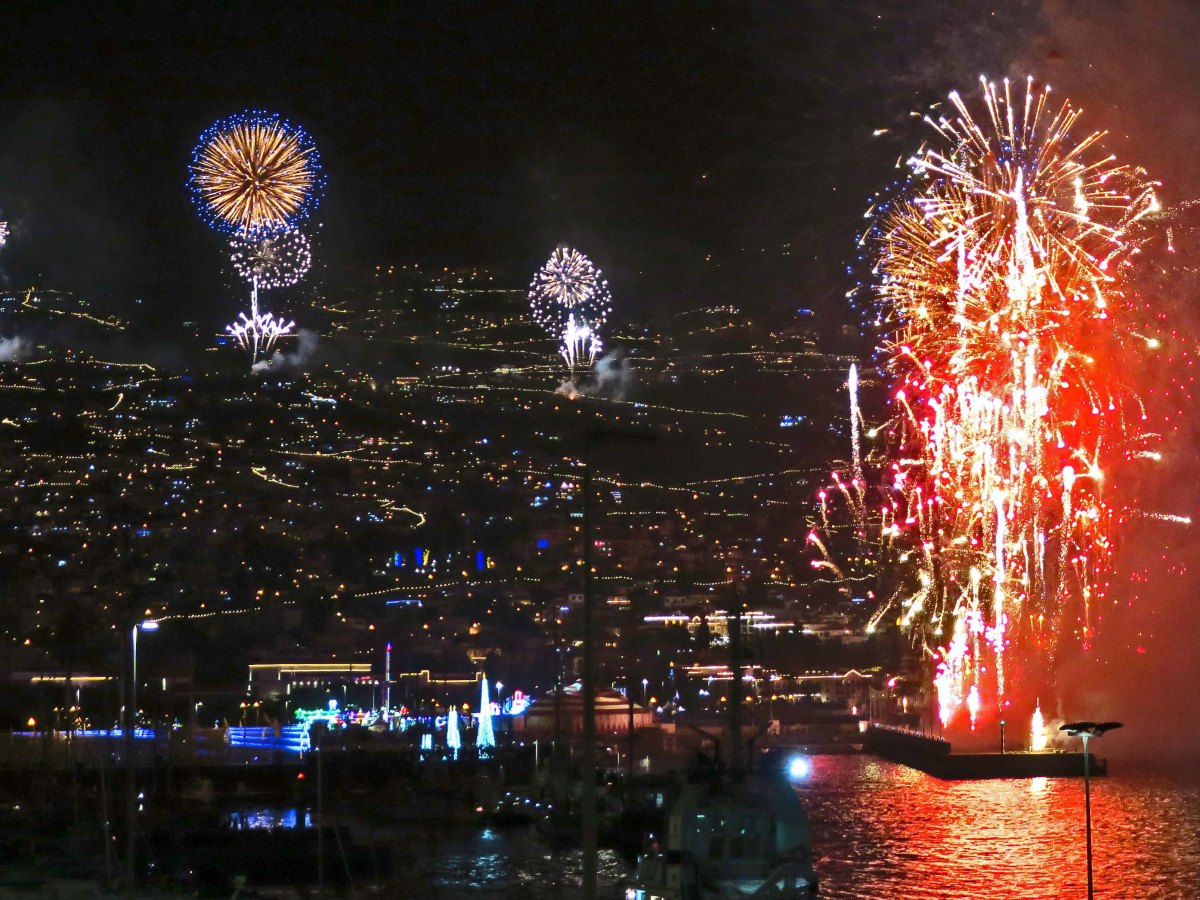 Sólo falta una semana para el festival de las luces “al estilo de Madeira”: un  espectáculo de fuegos artificiales en&nbsp;Funchal.