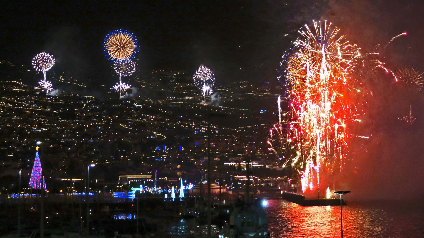 Sólo falta una semana para el festival de las luces “al estilo de Madeira”: un  espectáculo de fuegos artificiales en&nbsp;Funchal.