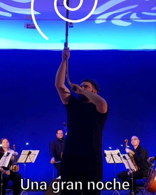 Der Galizier Abraham Cupeiro präsentiert auf La Palma das Karnyx, ein uraltes keltisches&nbsp;Instrument.