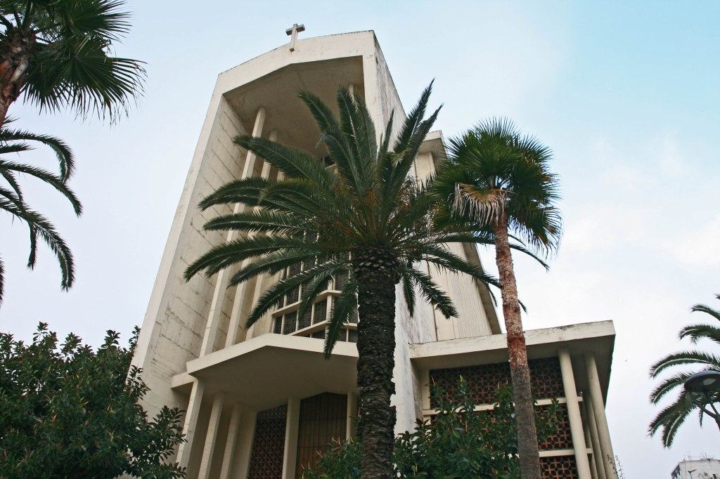 Stadtrundfahrt in Casablanca. Die Kirche "Unsere Liebe Frau von Lourdes", eine römisch-katholische Kirche aus dem Jahre 1956.