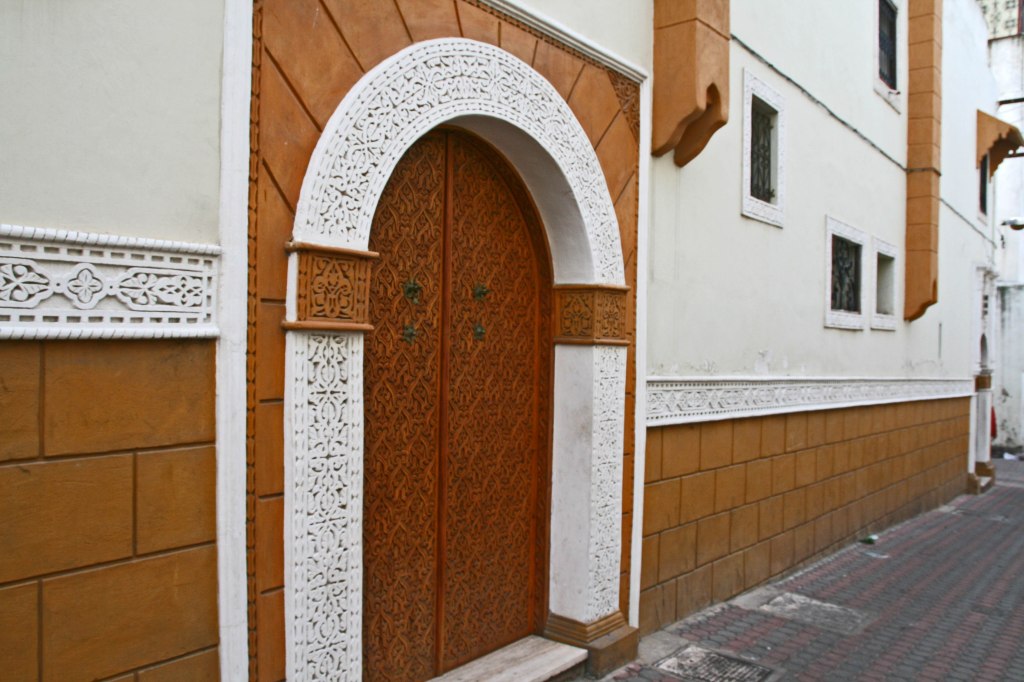 Die vielen Gesichter einer grossartigen Stadt mit Gegensätzen und Widersprüchen - wie doch überall.
Bei unserer Exkursion durchs Stadtzentrum erleben wir die starke Prägung der sonst modernen Architektur durch maurischen Baustil.