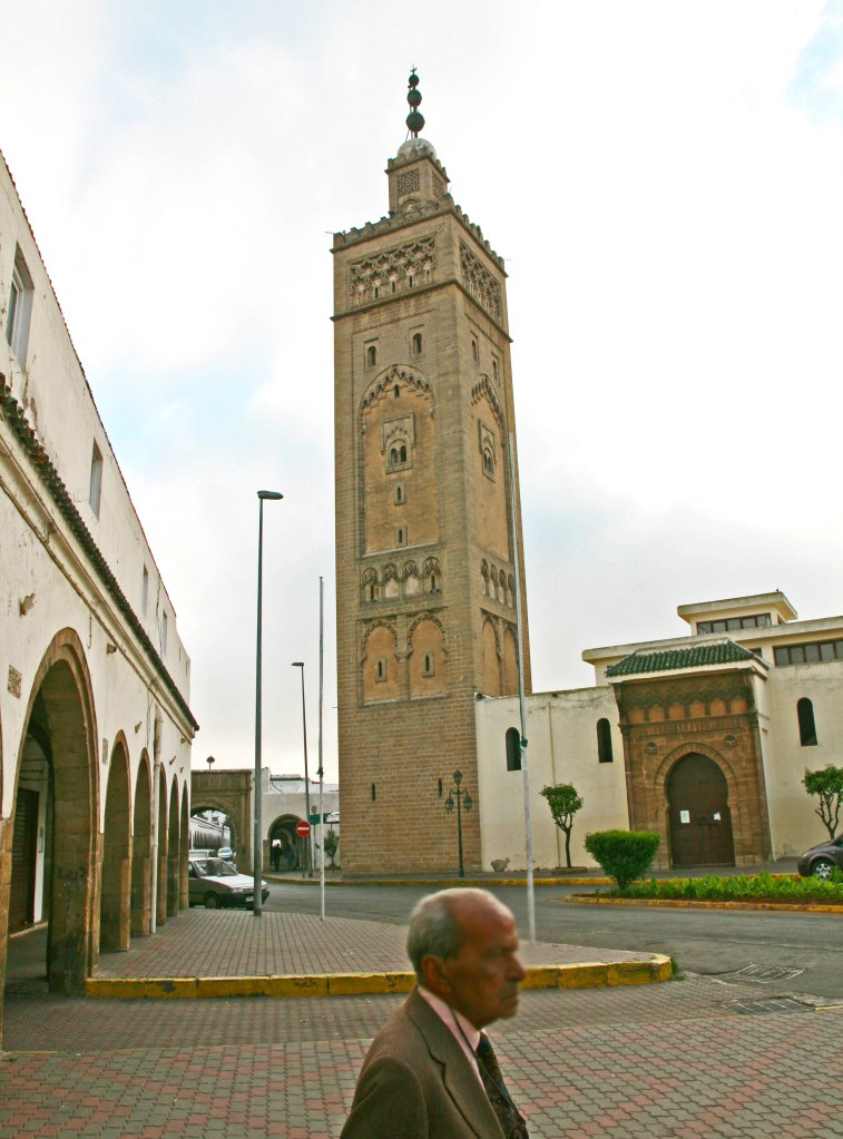 (Weiter geht es mit unserer Stadtrundfahrt - ein Blick in die Vergangenheit. Wir schreiben das Jahr 2014. )
Ausflug CAS01 in Casablanca: mit dem Bus vorbei an der Moulay Youssef Moschee. Mal aus einer anderen Richtung ... rein visuell.