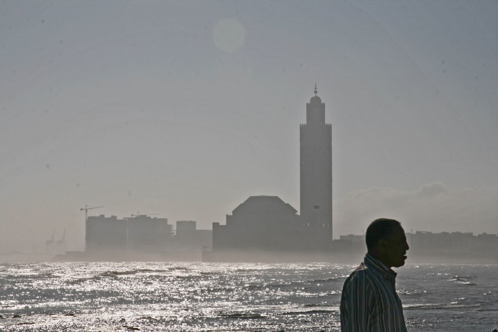 Viele tausende Arbeiter und Kunst-Handwerker arbeiteten sechs Jahre lang an der Moschee und schufen dabei auch die unzähligen Mosaiken.
Am 30. August 1993 wurde der Bau eingeweiht.