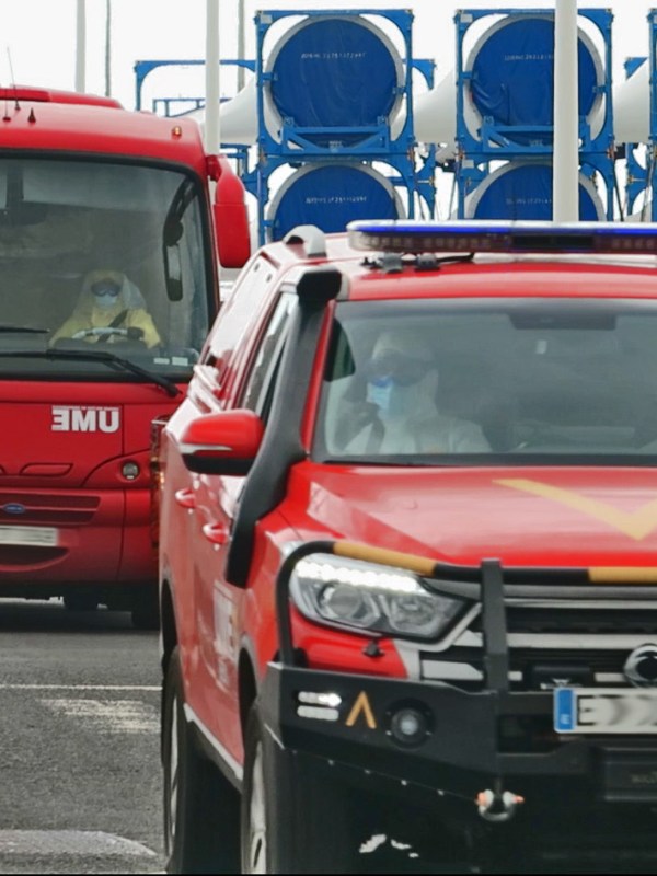 MV Hondius: Erste Passagiere auf dem Heimweg in die Quarantäne. Evakuierung wegen Hantavirus von höchster Stelle gegen Widerstand der kanarischen Regierung&nbsp;durchgesetzt.