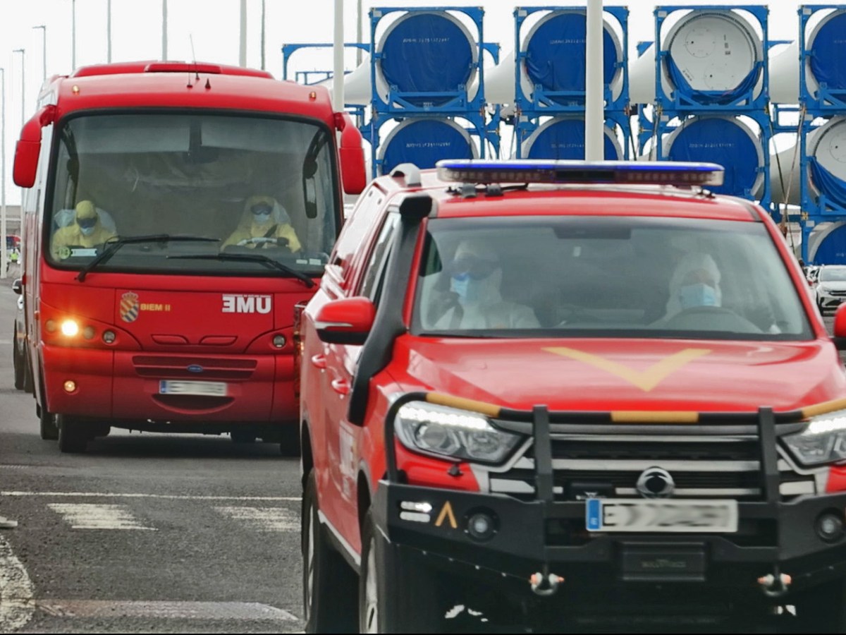 MV Hondius: Erste Passagiere auf dem Heimweg in die Quarantäne. Evakuierung wegen Hantavirus von höchster Stelle gegen Widerstand der kanarischen Regierung&nbsp;durchgesetzt.