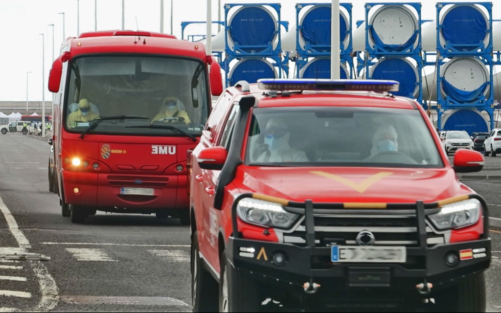 MV Hondius: Erste Passagiere auf dem Heimweg in die Quarantäne. Evakuierung wegen Hantavirus von höchster Stelle gegen Widerstand der kanarischen Regierung&nbsp;durchgesetzt.